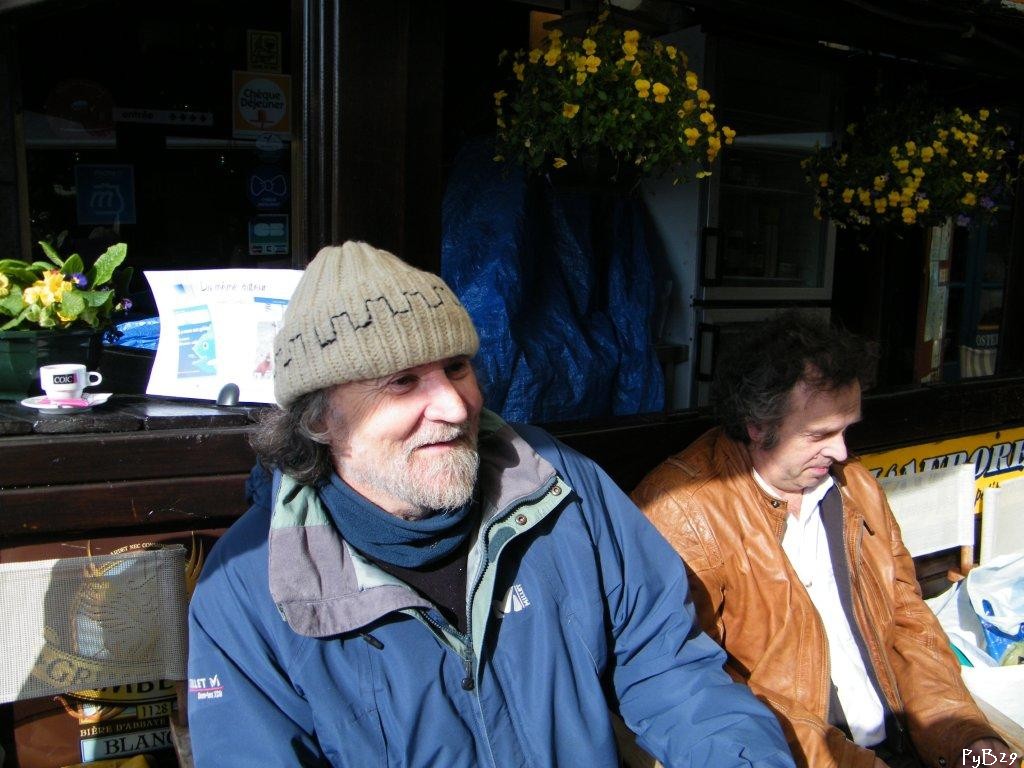 Andr� Gentil en compagnie de Joseph Kerdellant � la terrasse de l'Aurore. Photo pyb29