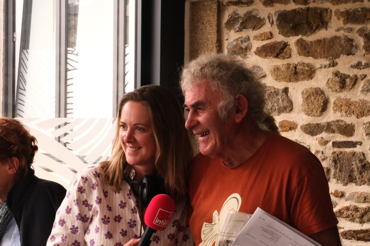 C'est loin mais c'est beau St Pol de Leon jeudi 03 septembre 2026. Charline Vanhoenacker en compagnie de Jean-Yves Qu�m�neur, pr�sident de Force 5. Photo pyb29