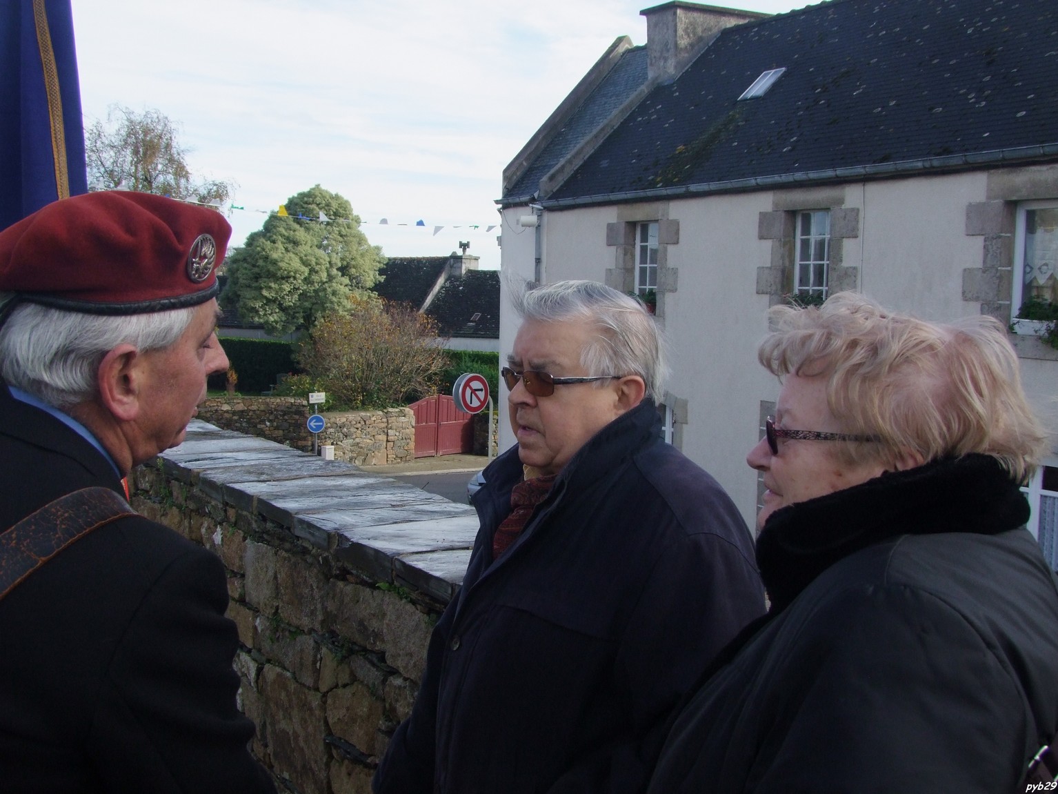 Emile J�gaden et  son �pouse en compagnie de Jean-Paul Cl�dic.