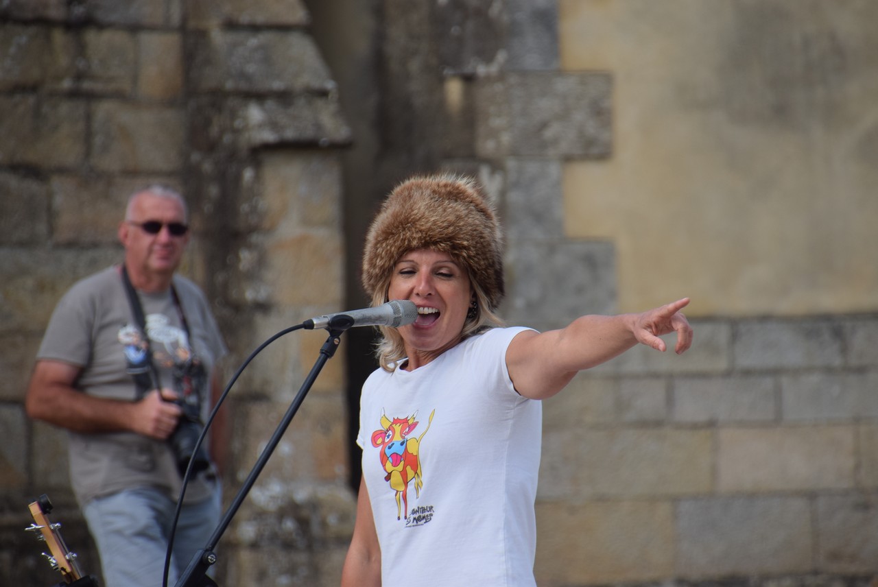 Place aux mmes Plougasnou lundi 14 juillet 2025 "Oui Futur" par Bab et les chats. Photo pyb29