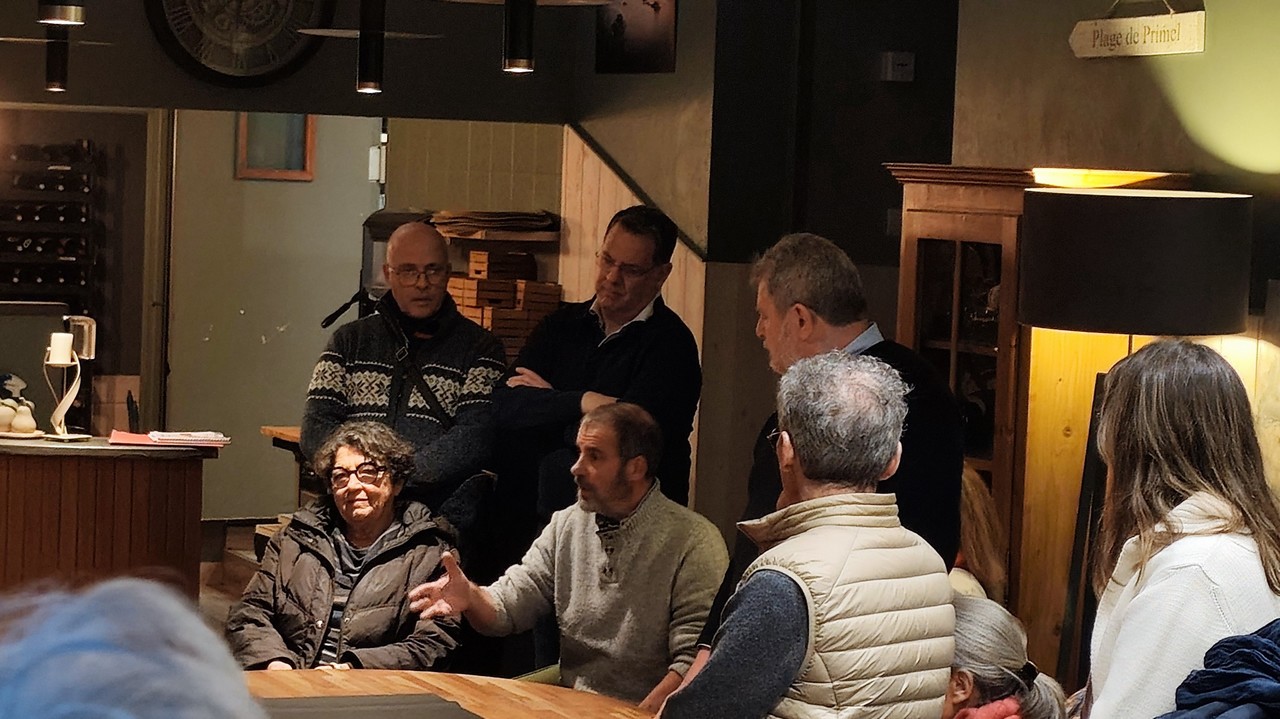 Rencontre publique au Diben avec la liste "Pour l'avenir de Plougasnou" � l'Abesse.Photo pyb29.