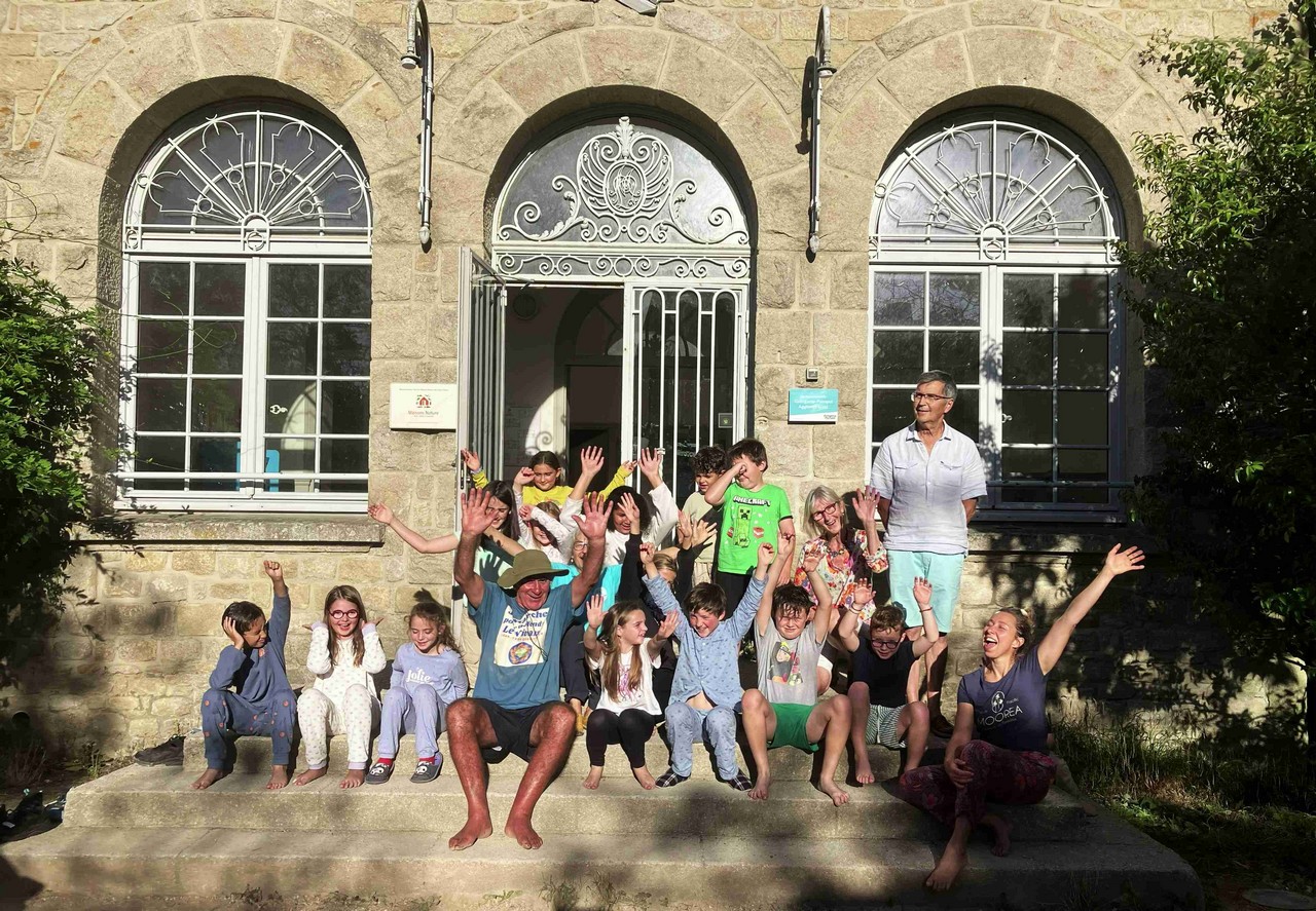 A Belle-Isle-en-Terre, Jean-Yves est accueilli par Yvette Bazard, adjointe au maire, avec Anne-Marie et Jean-Luc Pichon, b�n�voles actifs au sein d�Eau et Rivi�res de Bretagne � et qui seront ses h�tes pour la nuit. Photo Nathalie Maz�as