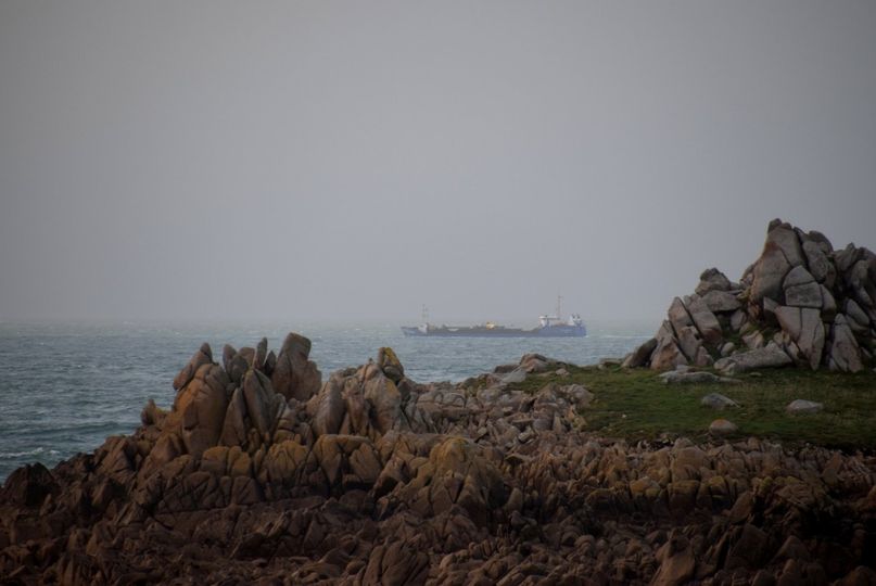 Le pilleur de sable de la Baie de Morlaix travaille meme le dimanche ! Photo pyb29
