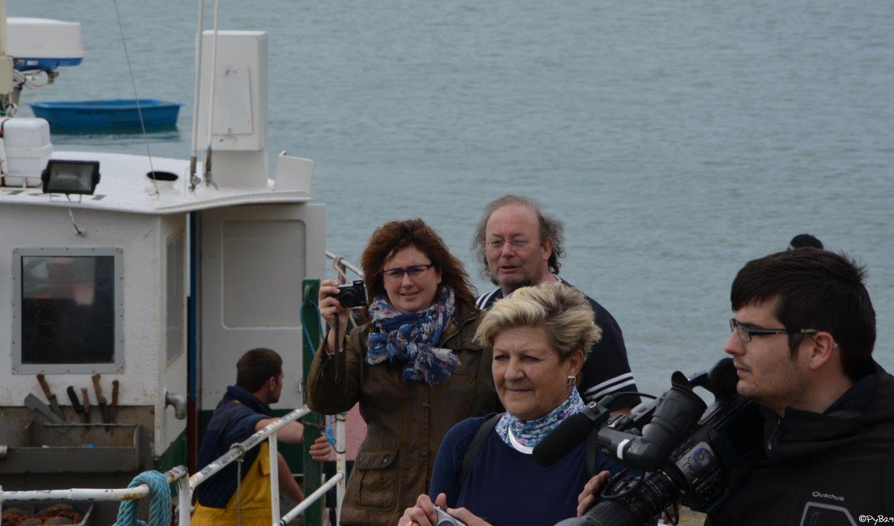 Virginie Aviolat, Philippe Bescond et Nicole Moulu sur la cale du port de Primel/Diben le 03 mai 2014. Photo pyb29